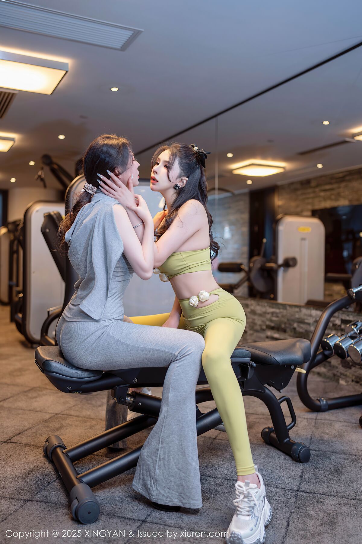 清纯萝莉骚喵喵，风骚挑逗‘一会儿我坐他脸上，让他舔逼’，‘我要告诉妈妈你欺负人’，被纹身哥哥卖力操！